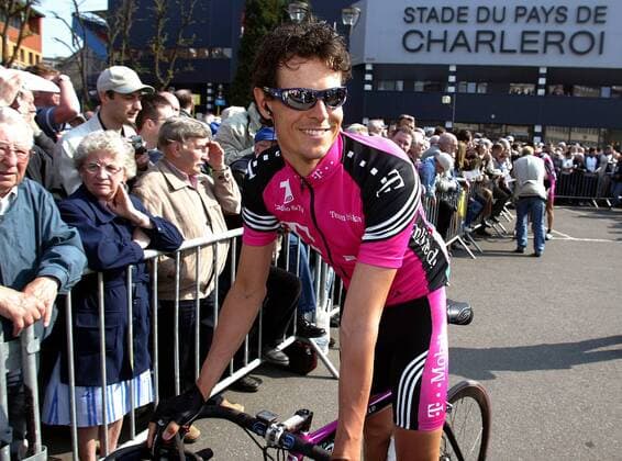 Andreas Klöden (Deutschland Team Telekom) vor dem Start des Fleche Wallone im Stade du Pays von Charleroi Radsport Herren 67. Wallonischer Pfeil 2003, Fleche Wallone, Straßenradsport, Rad, Straße Einzelbild Charleroi - Huy