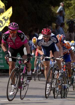 Alexander Vinokourov (li., Kasachstan Team Telekom) zieht den Spurt vor Davide Rebellin (Italien Gerolsteiner) an Radsport Herren 67. Wallonischer Pfeil 2003, Straßenradsport, Rad, Straße Gruppe Charleroi - Huy