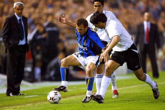 Okan Buruk (li., Inter) gegen Roberto Ayala (Valencia) -  Fußball EC 1 Herren Champions League 2002 2003, Viertelfinale, CF Valencia - Internazionale Mailand 2:1, Vdig Gruppe Valencia Dynamik,