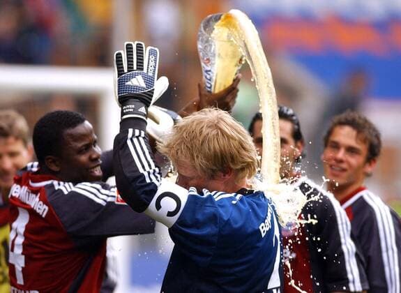 Torwart Oliver Kahn (Bayern) bekommt auf den vorzeitigen Gewinn der Deutschen Meisterschaft von Kuffour eine Bierdusche Fußball 1. BL Herren Saison 2002 2003, Wolfsburg - FC Bayern München 0:2, Vdig Gruppe Wolfsburg