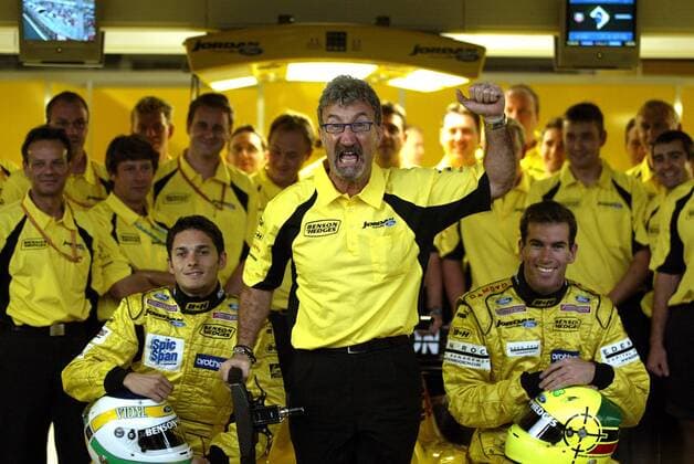 Teamchef Eddie Jordan (Irland, Mitte) und seine Piloten Giancarlo Fisichella (Italien, li.) und Ralph Firman (England alle Jordan-Cosworth) feiern den zweihundertsten Grand-Prix-Start des Teams Motorsport Grand Prix Herren Großer Preis von Brasilien 2003, Formel 1 Weltmeisterschaft, F1, F, GP, WM Gruppe Sao Paulo Interlagos Freude,