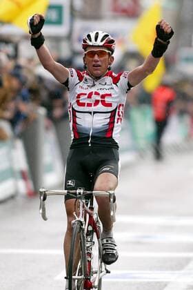 Tyler Hamilton (USA CSC) - Siegesjubel Radsport Herren Lüttich - Bastogne - Lüttich 2003, Rad, Straße, Straßenradsport, Radklassiker, Frühjahrsklassiker Einzelbild Freude,