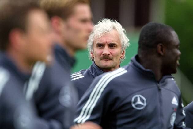 Teamchef Rudi Völler (Deutschland) schaut seinen Spielern beim Warmlaufen zu Fußball Herren Nationalmannschaftstraining 2003, Nationalmannschaft, Nationalteam, Training Gruppe Bremen Spannung,