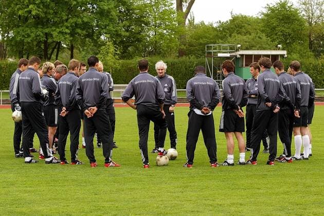 Teamchef Rudi Völler (Mitte) hat seine Spieler zur Mannschaftsbesprechung um sich versammelt Fußball Herren Nationalmannschaftstraining 2003, Nationalmannschaft, Nationalteam, Training Totale Bremen