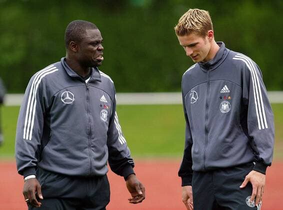 Arne Friedrich (re.) und Gerald Asamoah (beide Deutschland) im Gespräch Fußball Herren Nationalmannschaftstraining 2003, Nationalmannschaft, Nationalteam, Training Gruppe Bremen Skepsis,