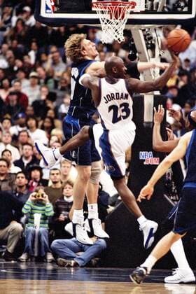 Dirk Nowitzki (Dallas, li.) blockt gegen Michael Jordan (Washington) Basketball Herren NBA 2002 2003, Washington Wizards - Dallas Mavericks 102:106 Gruppe Washington D.C. Dynamik,