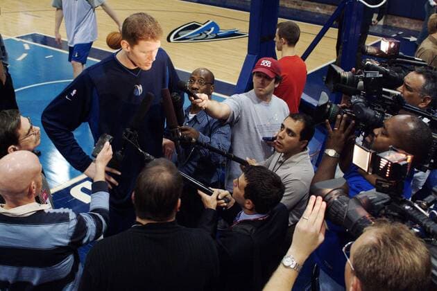 Der Riese Shawn Bradley (Dallas, hinten li.) gibt den kleinen Reportern ein Interview Basketball Herren NBA 2002 2003, Dallas Mavericks, Medieninteresse Gruppe Dallas Überlegenheit,