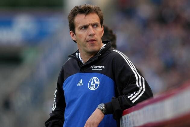 Teamchef Marc Wilmots (Schalke) skeptisch Fußball 1. BL Herren Saison 2002 2003, Leverkusen - FC Schalke 04 1:3 Einzelbild Leverkusen Nachdenklichkeit, Skepsis,