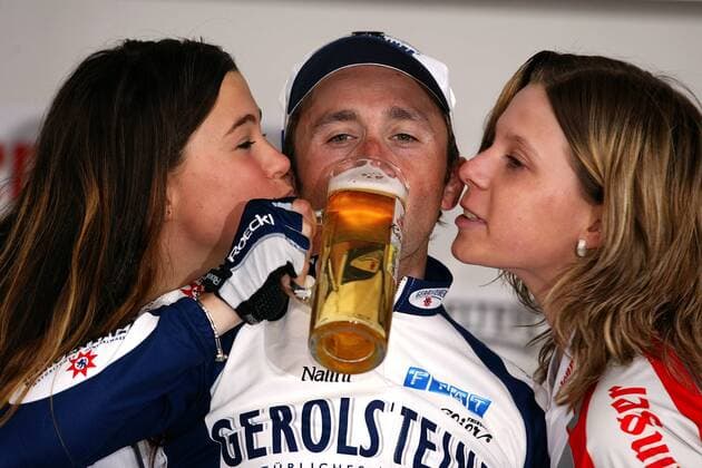 Davide Rebellin (Italien Gerolsteiner): Für den Sieger gibt es Küßchen und einen kräftigen Schluck Bier gleichzeitig Radsport Herren Rund um den Henninger Turm 2003, Straße, Rad, Straßenradsport, Vdig Gruppe Frankfurt M. Freude,