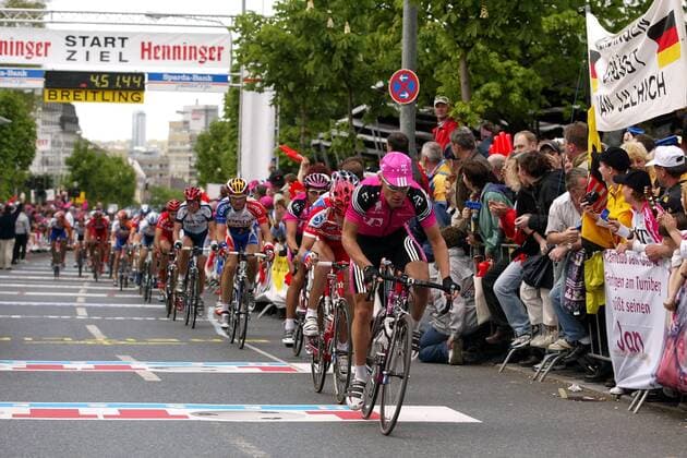 Matthias Kessler (Deutschland Team Telekom, vorn) führt die Verfolgergruppe an Radsport Herren Rund um den Henninger Turm 2003, Straße, Rad, Straßenradsport Totale Frankfurt M.