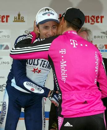 Davide Rebellin (Italien Gerolsteiner) wird von Erik Zabel (Deutschland Team Telekom) beglückwünscht Radsport Herren Rund um den Henninger Turm 2003, Straße, Rad, Straßenradsport Gruppe Frankfurt M. Harmonie, Freude,