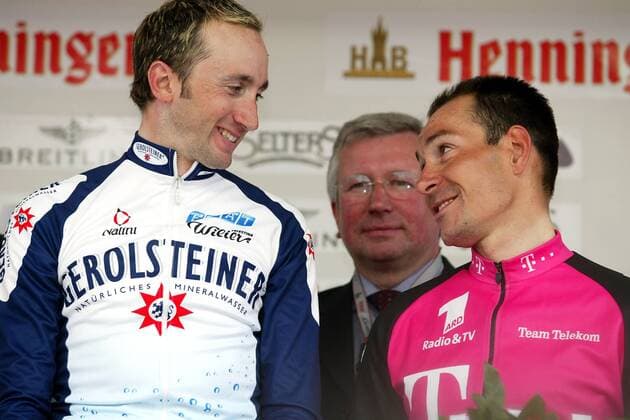 Davide Rebellin (Italien Gerolsteiner, li.) war heute Erik Zabel (Deutschland Team Telekom) überlegen Radsport Herren Rund um den Henninger Turm 2003, Straße, Rad, Straßenradsport Gruppe Frankfurt M. Freude, Überlegenheit,