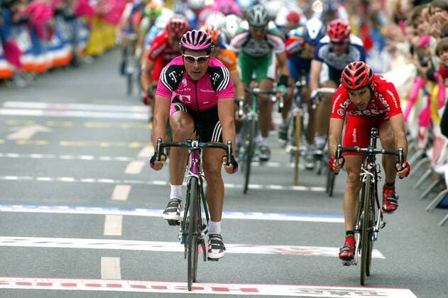 Erik Zabel (Deutschland Team Telekom, li.) kommt vor Igor Astarloa (Spanien Saeco) ins Ziel Radsport Herren Rund um den Henninger Turm 2003, Straße, Rad, Straßenradsport Gruppe Frankfurt M.