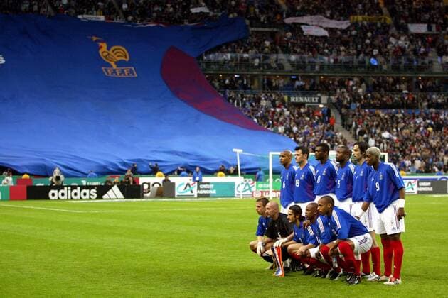 Frankreich posiert für das Mannschaftsbild, im Hintergrund ehren die Fans die Mannschaft mit einem Riesentrikot Fußball Länderspiel Herren Länderspiel 2003, Freundschaftsspiel, Testspiel, Nationalmannschaft, Nationalteam, Nationaltrikot Totale Paris  