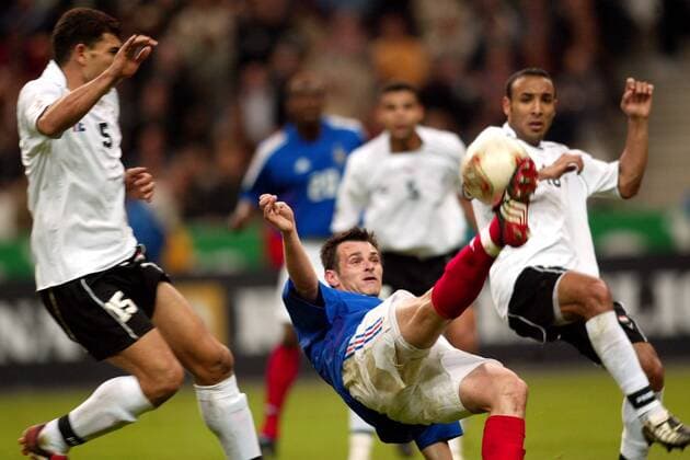 Willy Sagnol (Frankreich) - Fallrückzieher Fußball Länderspiel Herren Länderspiel 2003, Freundschaftsspiel, Testspiel, Nationalmannschaft, Nationalteam, Nationaltrikot Gruppe Paris Dynamik,  