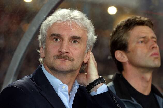 Teamchef Rudi Völler (li.) nachdenklich neben ihm Co-Trainer Skibbe (beide Deutschland) Fußball Länderspiel Herren Europameisterschaftsqualifikation 2003, Länderspiel, Nationalmannschaft,, Nationaltrikot Gruppe Nürnberg Nachdenklichkeit,
