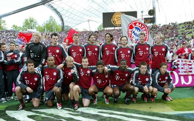 Mannschaftsbild Bayern, hinten v. li.:Torwart Oliver Kahn, Willy Sagnol, Thomas Linke, Claudio Pizarro, Roque Santa Cruz, Niko Kovac, Michael Tarnat, Bastian Schweinsteiger, vorn v. li.: Michael Ballack, Ze Roberto, Thorsten Fink, Jens Jeremies, ... Fußball 1. BL Herren Saison 2002 2003, FC Bayern München, ...Piotr Trochowski, Markus Feulner, ... Totale ...Giovane Elber, Samuel Osei Kuffour, ... München