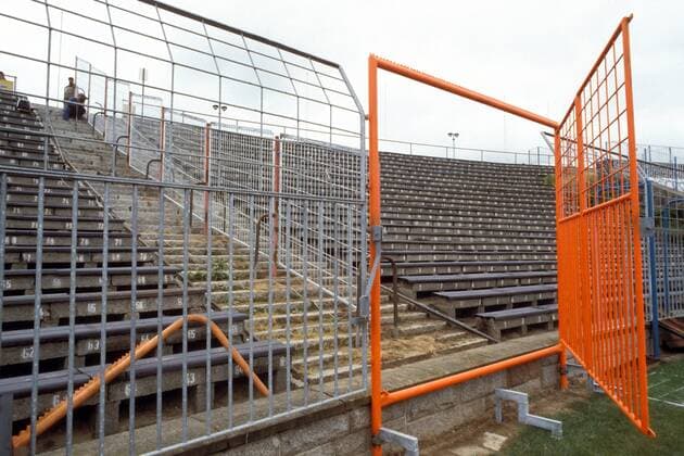 Fußball, Stadiongeschichte FC Hansa Rostock Sanierungsbedürftige Tribüne im Ostseestadion Fußball 1. BL Herren Saison 1991 1992, FC Hansa Rostock Totale Rostock