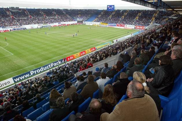 Fußball, Stadiongeschichte FC Hansa Rostock Zuschauer auf der Haupttribüne im gut besuchten Rostocker Ostseestadion Fußball 1. BL Herren Saison 2002 2003, FC Hansa Rostock - Hertha BSC Berlin Totale Ostseestadion Rostock