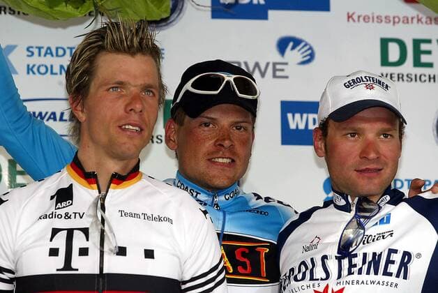 Siegerehrung Rund um Köln 2003: Sieger Jan Ullrich (Mitte, Coast), Zweiter Danilo Hondo (li., beide Deutschland Team Telekom) und Dritter Peter Wrolich (Österreich Gerolsteiner) Radsport Herren 88. Rund um Köln 2003, Straßenradsport, Rad, Straße, Vdig Gruppe Köln