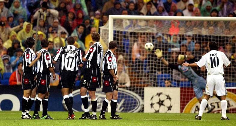 Die Freistoßmauer der Turiner schaut dem Ball hinterher, re. Luis Figo (Real) Fußball EC 1 Herren Champions League 2002 2003, Halbfinale, Real Madrid - Juventus Turin 2:1, Vdig, Gruppe Madrid  