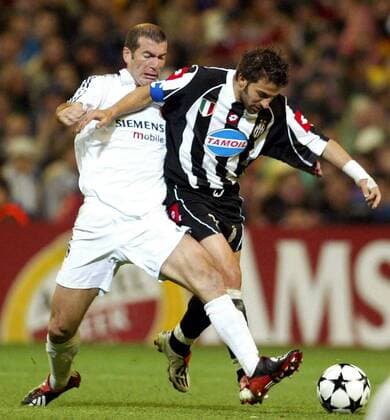 Alessandro del Piero (Juve, re.) gegen Zinedine Zidane (Real) Fußball EC 1 Herren Champions League 2002 2003, Halbfinale, Real Madrid - Juventus Turin 2:1, Vdig, Gruppe Madrid Dynamik,  