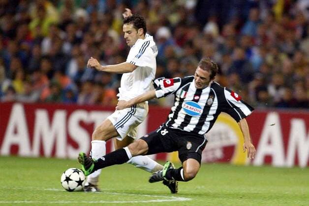 Antonio Conte (Juve, re.) grätscht gegen Fernando Morientes (Real) Fußball EC 1 Herren Champions League 2002 2003, Halbfinale, Real Madrid - Juventus Turin 2:1, Vdig, Gruppe Madrid Dynamik,  