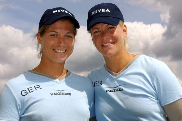Okka Rau (li.) und Stephanie Pohl (beide TVF Phönix Hamburg Deutschland) Beachvolleyball Damen Beach 2003, Shooting, Fotoshooting, Fototermin Gruppe Hamburg