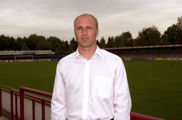 Andreas Fischer, neuer Trainer des SC Verl, im Stadion an der Poststraße Fußball Herren Regionalliga Nord 2002 2003, 3. Liga, SC Verl, Shooting, Fotoshooting, Fototermin, Einzelbild Verl