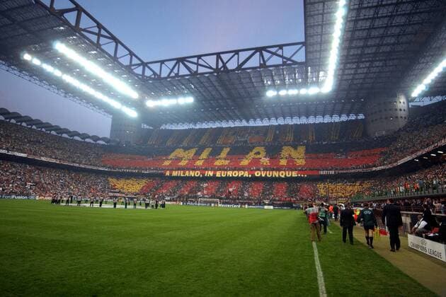 Der Milan-Fanblock macht im ausverkauften Giuseppe-Meazza-Stadion klar, dass die Dominanz des Teams keine Grenzen hat Fußball EC 1 Herren Champions League 2002 2003, AC Mailand, Halbfinale, Vdig, ausverkauft, volle Ränge, Rang, Tribüne Totale San Siro Mailand