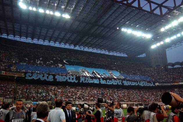 Der Inter-Fanblock mit einem Transparent im ausverkauften Giuseppe-Meazza-Stadion Fußball EC 1 Herren Champions League 2002 2003, AC Mailand - Internazionale Mailand 0:0, Halbfinale, Vdig Totale San Siro Mailand