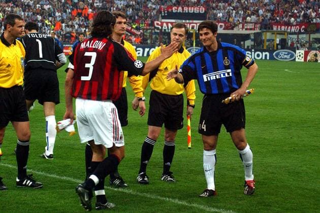 Paolo Maldini (Milan, li) und Javier Zanetti (Inter) - shakehands der beiden Kapitäne vor Spielbeginn, dahinter das Schiedsrichtergespann mit Referee Valentin Ivanov und seinen Assistenten Vladimir Eniutin und Gennady Krasyuk (alle Russland) Fußball EC 1 Herren Champions League 2002 2003, AC Mailand - Internazionale Mailand 0:0, Halbfinale, Vdig Gruppe Mailand, Derby, Lokalderby, Ortsderby, Stadtderby Harmonie