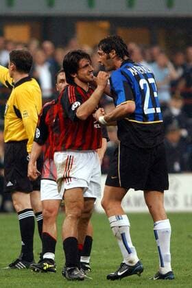 Gennaro Gattuso (Milan, li.) im freundschaftlichen Gespräch mit Marco Materazzi (Inter) Fußball EC 1 Herren Champions League 2002 2003, AC Mailand - Internazionale Mailand 0:0, Halbfinale, Vdig Gruppe Mailand, Derby, Lokalderby, Ortsderby, Stadtderby Harmonie