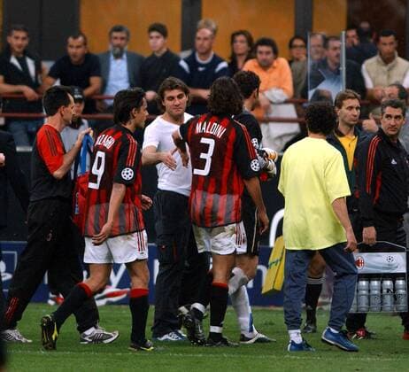 Christian Vieri (Inter, Mitte) und Paolo Maldini (Milan) - shakehands nach Spielende Fußball EC 1 Herren Champions League 2002 2003, AC Mailand - Internazionale Mailand 0:0, Halbfinale, Vdig Gruppe Mailand, Derby, Lokalderby, Ortsderby, Stadtderby Harmonie Kameradschaft,