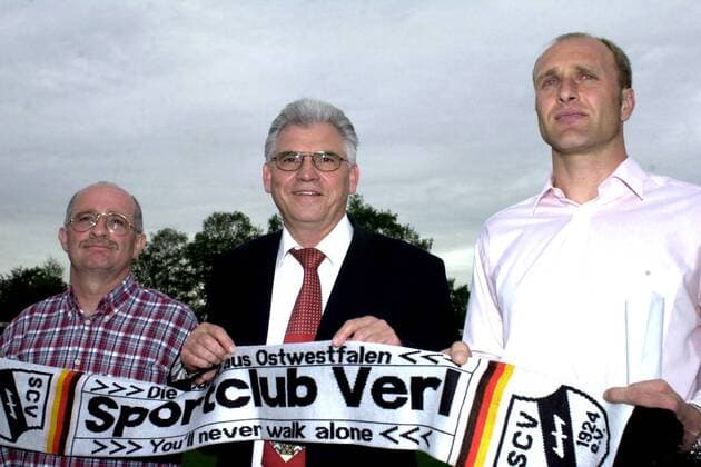 Führungsriege des SC Verl v. re.: Trainerneuzugang Andreas Fischer, Vorsitzender Peter Mankartz und Geschäftsstellenleiter Manfred Niehaus Fußball Herren Regionalliga Nord 2002 2003, 3. Liga, SC Verl, Vdig, Shooting, Fotoshooting, Fototermin Gruppe Verl Harmonie,