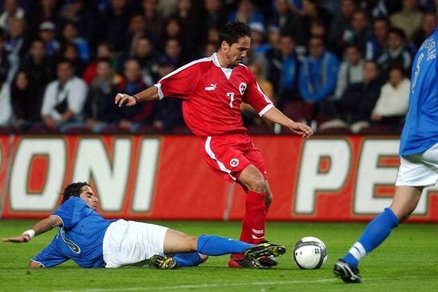 Ricardo Cabanas (oben, Schweiz) gegen Simone Perrotta (Italien) Fußball Länderspiel Herren Freundschaftsspiel 2003, Nationalmannschaft, Nationalteam, Länderspiel, Test, Testspiel, Vdig Gruppe Genf Dynamik, Kampf,