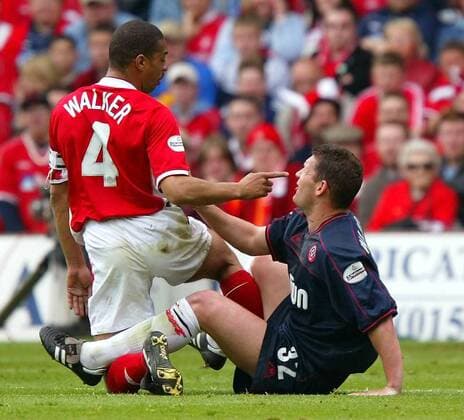 Des Walker (Nottingham, li.) und Dean Windass (Sheffield United) Fußball Herren English First Division 2002 2003, 2. Englische Liga, Aufstiegsrunde, Aufstiegsspiel, Relegation Gruppe Nottingham