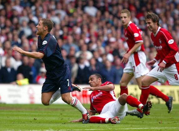 Michael Brown (Sheffield United, li.) gegen Matthieu Louis-Jean (Nottingham) Fußball Herren English First Division 2002 2003, 2. Englische Liga, Aufstiegsrunde, Aufstiegsspiel, Relegation Gruppe Nottingham Dynamik, Kampf,