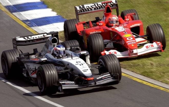 Kimi Räikkönen (li., Finnland McLaren-Mercedes) gegen Michael Schumacher (Deutschland Ferrari) Motorsport Grand Prix Herren Großer Preis von Australien 2003, Formel 1 Weltmeisterschaft, F1, F, GP, WM, Vdig Gruppe Albert Park Melbourne Dynamik, Kampf,