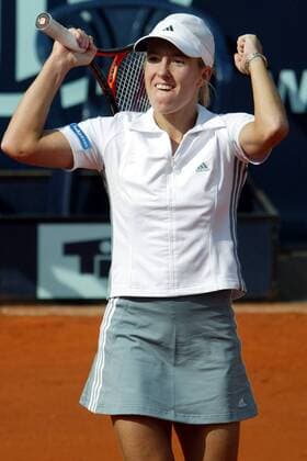 Justine Henin-Hardenne (Belgien) - Siegesjubel Tennis Damen German Open 2003, WTA-Tour, Sand, Sandplatz, Sandplatztennis, Sandplatzturnier Einzelbild Berlin Freude,