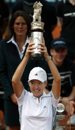 Siegerin Justine Henin-Hardenne (Belgien) präsentiert die Trophäe Tennis Damen German Open 2003, WTA-Tour Einzelbild Berlin Freude