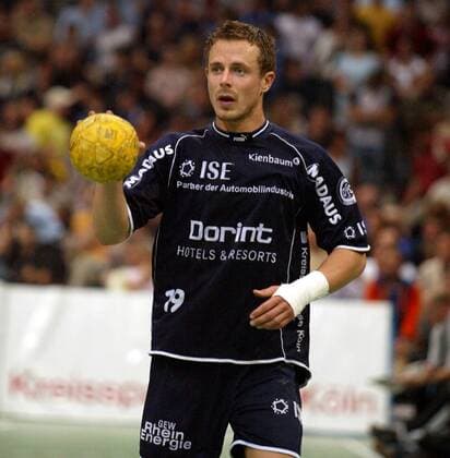 Alexander Bommes (Gummersbach) am Ball Handball 1. BL Herren Saison 2002 2003, VfL Gummersbach Einzelbild Köln