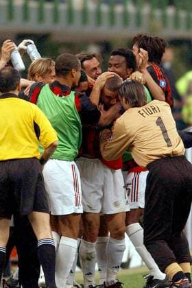 Andrej Schewtschenko (Milan) lässt sich von seinen Mannschaftskameraden feiern, u.a. Fiori, Rivaldo und Roque Junior Fußball EC 1 Herren Champions League 2002 2003, AC Mailand, Halbfinale, Vdig Gruppe Mailand Freude, Begeisterung,