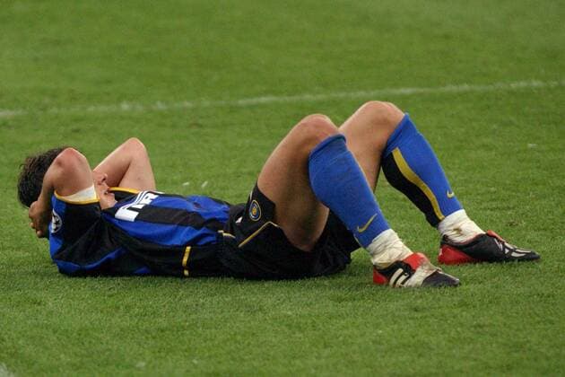 Emre Belözoglu (Inter) verzweifelt am Boden Fußball EC 1 Herren Champions League 2002 2003, Halbfinale, Internazionale Mailand Einzelbild Mailand Enttäuschung, Verzweiflung,
