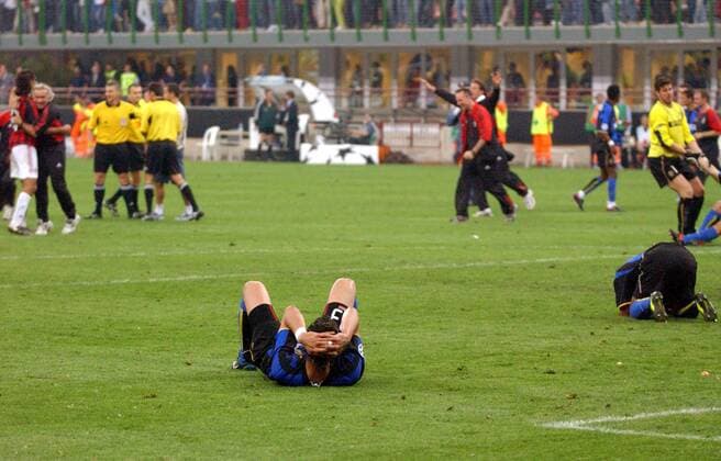 Marco Materazzi (Inter) nach Spielende verzweifelt am Boden Fußball EC 1 Herren Champions League 2002 2003, Halbfinale, Internazionale Mailand Totale Mailand Enttäuschung, Verzweiflung,