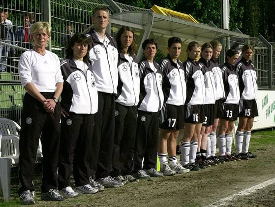 Bundestrainerin Silvia Neid (li.) und Co-Trainerin Ulrike Ballweg (2.v.li., beide Deutschland U 19) mit Betreuerstab und Auswechselspielerinnen vor der Reservebank Fußball Länderspiel Damen Länderspiel 2003, Freundschaftsspiel, Test, Testspiel, U19, U 19, Frauen, Frauenfußball, Vdig Totale Ersatzbank, Spielerbank, Auswechselbank, Bank Leipzig, Auswechselspieler, Reservistinnen