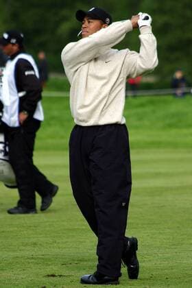 Eldrick Tiger Woods (USA) - Schlag vom Fairway Golf Herren Deutsche Bank SAP Open 2003, Golfen Einzelbild Gut Kaden Hamburg Alveslohe