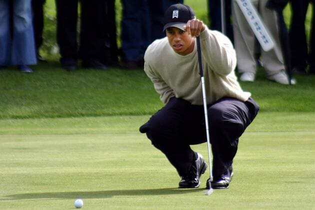 Eldrick Tiger Woods (USA) sucht die ideale Putlinie Golf Herren Deutsche Bank SAP Open 2003, Golfen Einzelbild Gut Kaden Hamburg Alveslohe