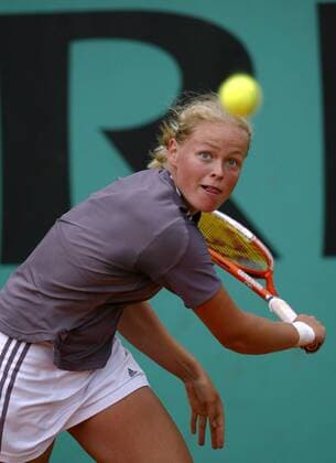 Anna-Lena Groenefeld (Deutschland) fixiert den Ball Tennis Damen French Open 2002, WTA-Tour, Grand Slam, Juniorin, Junioren Einzelbild Roland Garros Paris