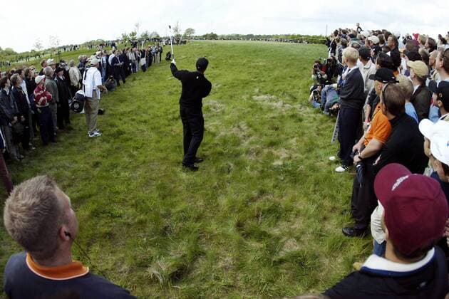 Eldrick Tiger Woods (Mitte, USA) - Schlag aus dem Rough Golf Herren Deutsche Bank SAP Open 2003, Golfen, Vdig Totale Gut Kaden Hamburg Alveslohe